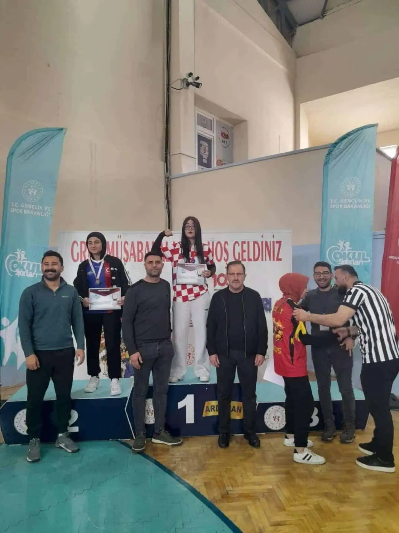 Ardahan'da Gümüşhane Rüzgarı: Bilek Güreşinde 10 Birincilik! 5