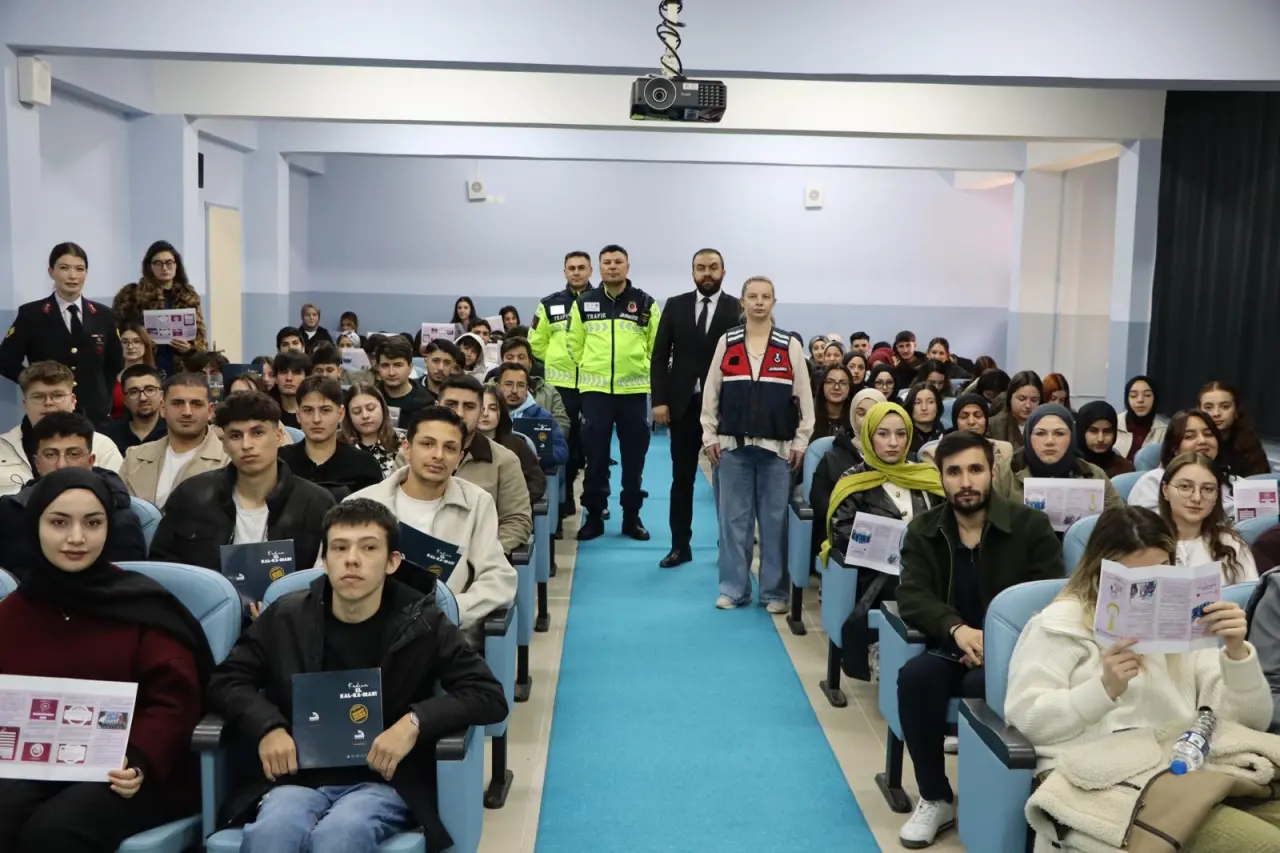 İl Jandarma Komutanlığı’ndan Üniversite Gençliğine Bilgilendirme Seferberliği 4