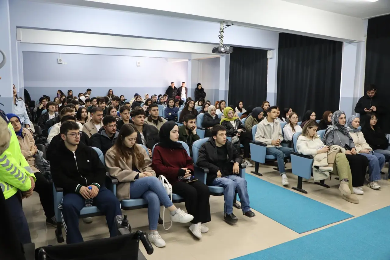 İl Jandarma Komutanlığı’ndan Üniversite Gençliğine Bilgilendirme Seferberliği 5