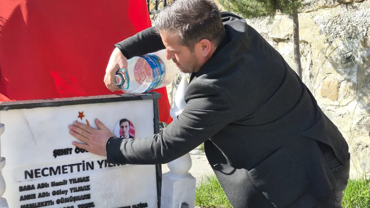 Türk Eğitim-Sen Kelkit Şubesi'nden Şehit Öğretmen Necmettin Yılmaz'ın Kabrine Anlamlı Ziyaret 1