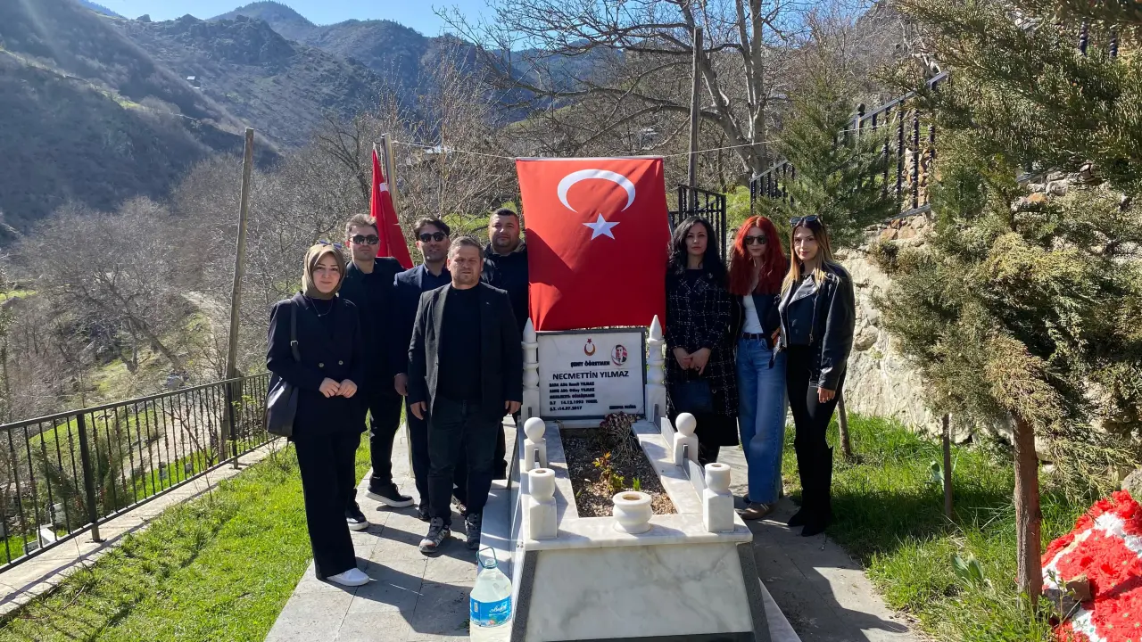 Türk Eğitim-Sen Kelkit Şubesi'nden Şehit Öğretmen Necmettin Yılmaz'ın Kabrine Anlamlı Ziyaret 4