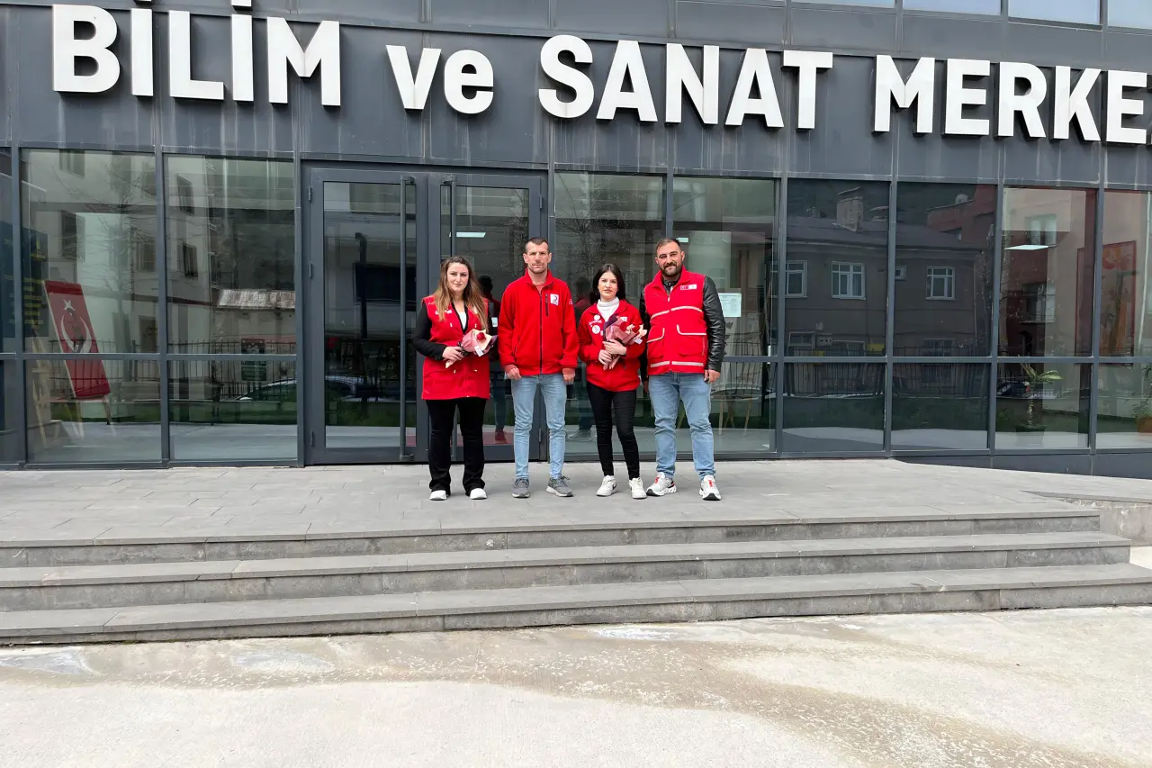 Türk Kızılay Gümüşhane Şubesi’nden Eğitim Camiasına Anlamlı Vefa Ziyareti 16