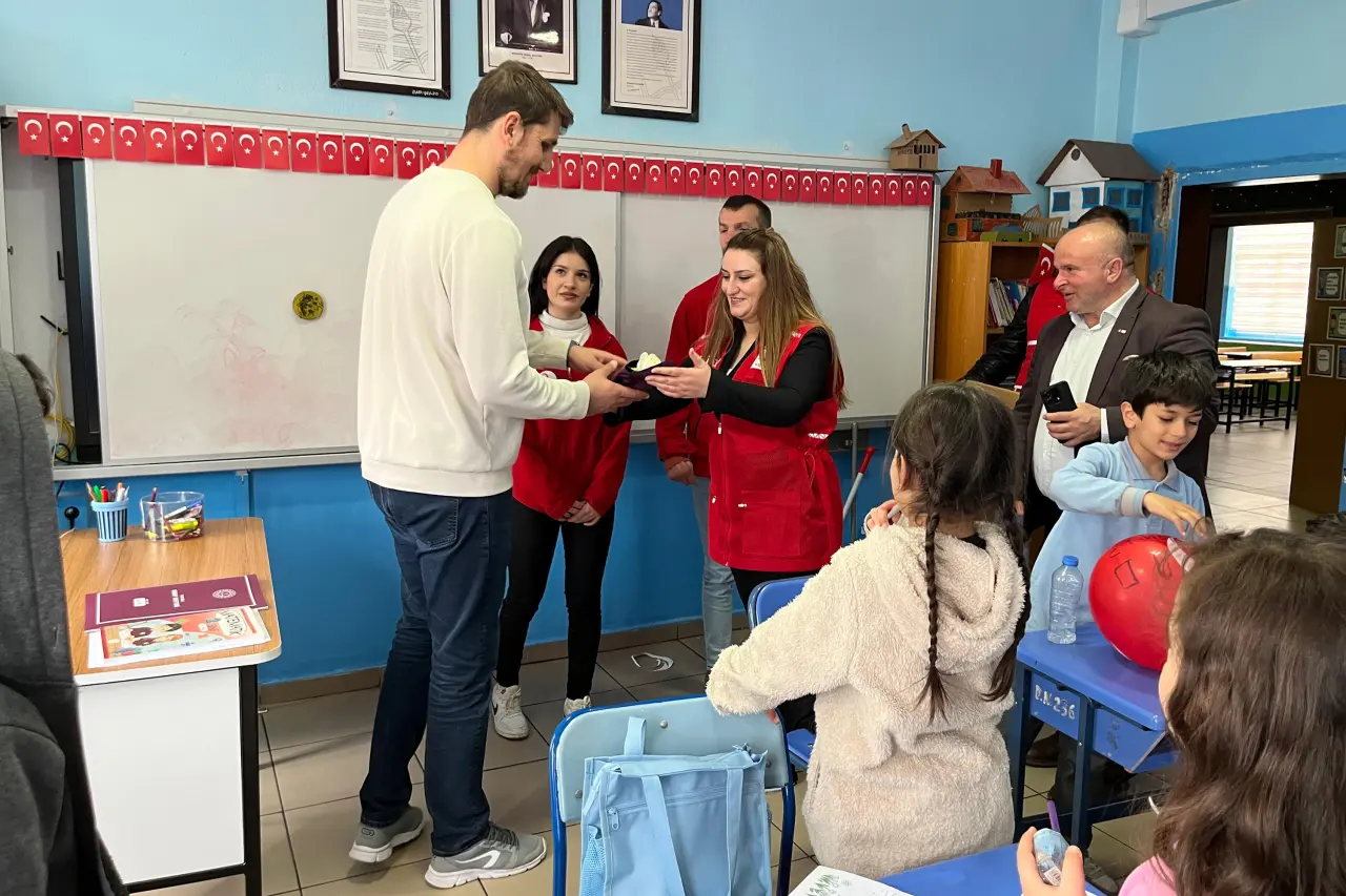 Türk Kızılay Gümüşhane Şubesi’nden Eğitim Camiasına Anlamlı Vefa Ziyareti 10