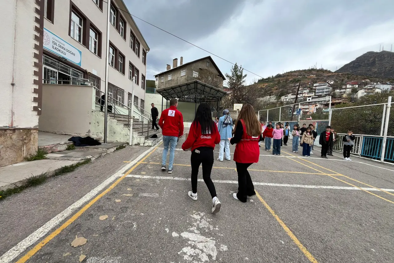 Türk Kızılay Gümüşhane Şubesi’nden Eğitim Camiasına Anlamlı Vefa Ziyareti 3