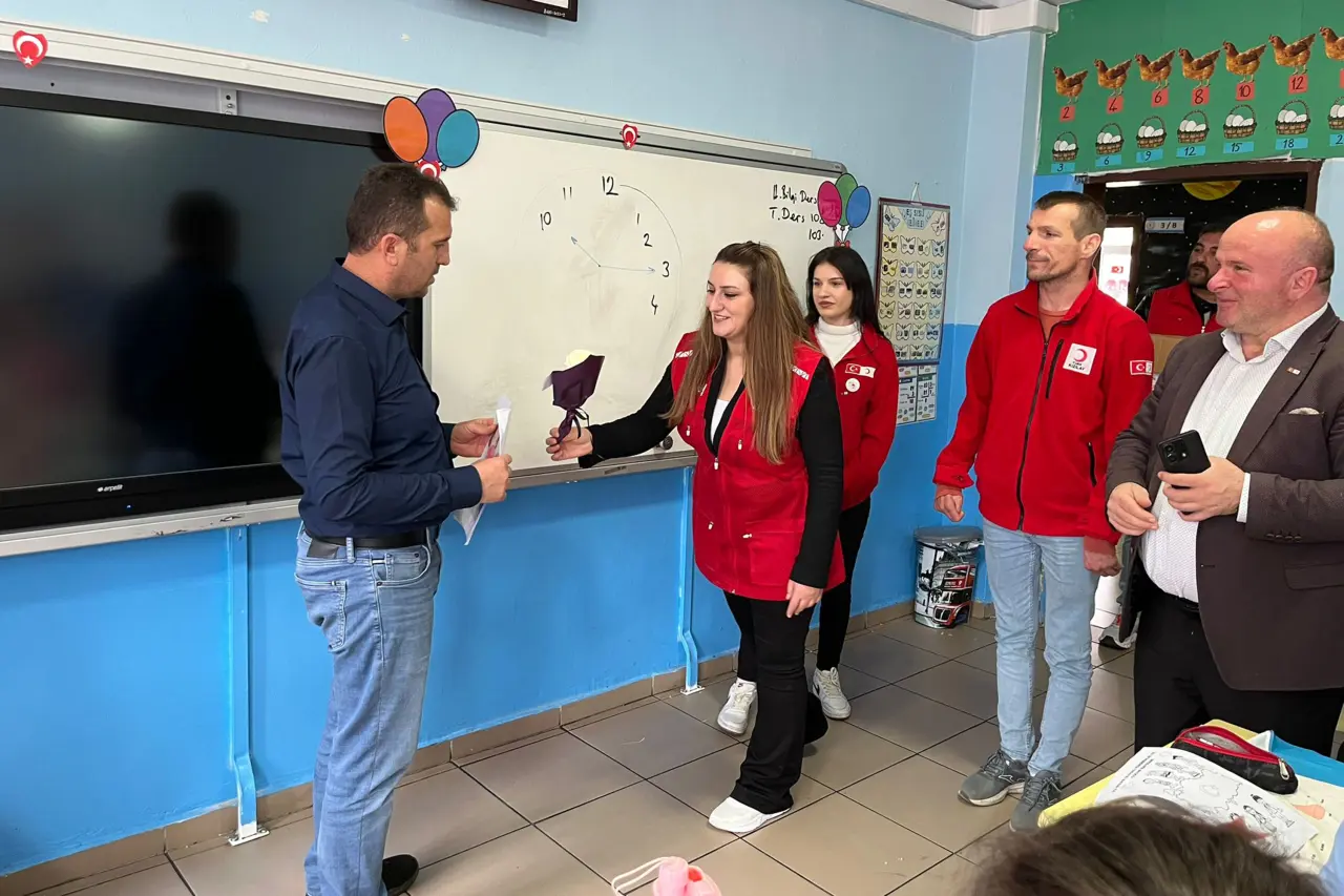 Türk Kızılay Gümüşhane Şubesi’nden Eğitim Camiasına Anlamlı Vefa Ziyareti 5