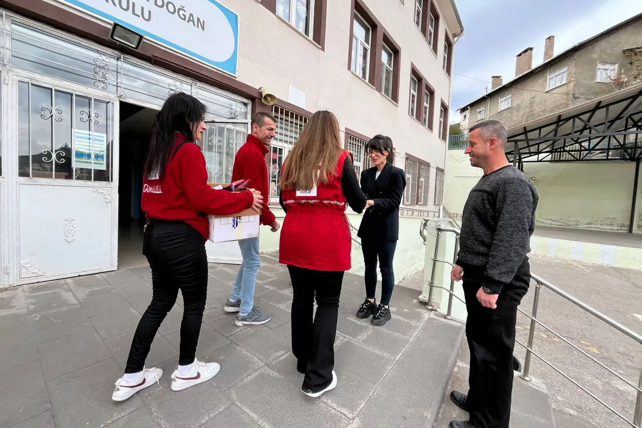 Türk Kızılay Gümüşhane Şubesi’nden Eğitim Camiasına Anlamlı Vefa Ziyareti 8