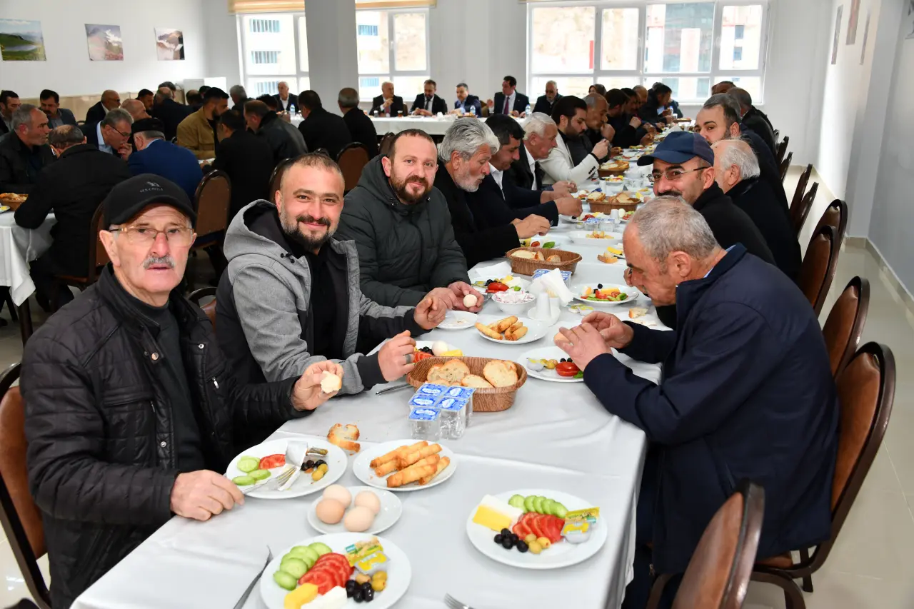 Vali Cevdet Atay muhtarlarla buluştu: "Sizler Bizim Başımızın Tacısınız" 3