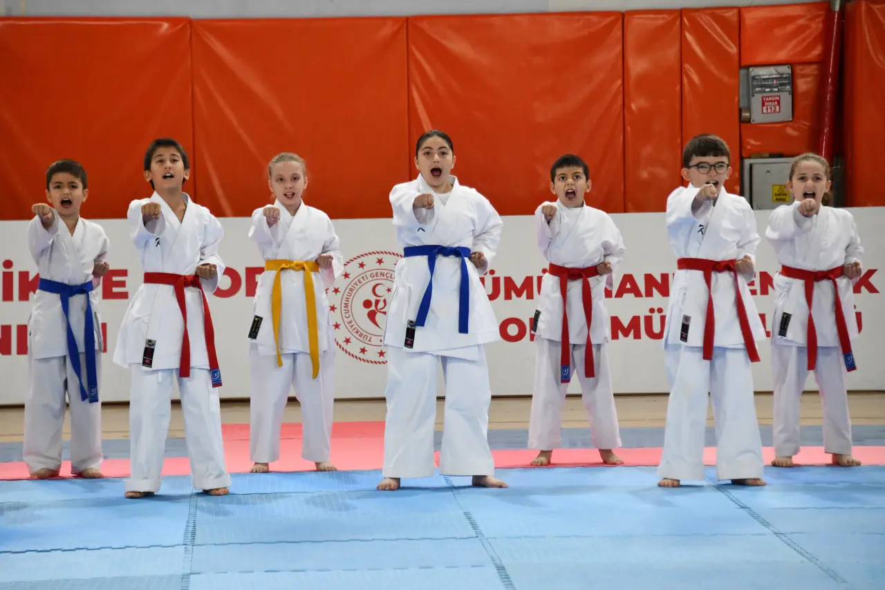 Gümüşhane’de 19 Mayıs Coşkusu: 107 Yıllık Gurur Aydın Doğan Spor Salonu’nda Yaşandı 37