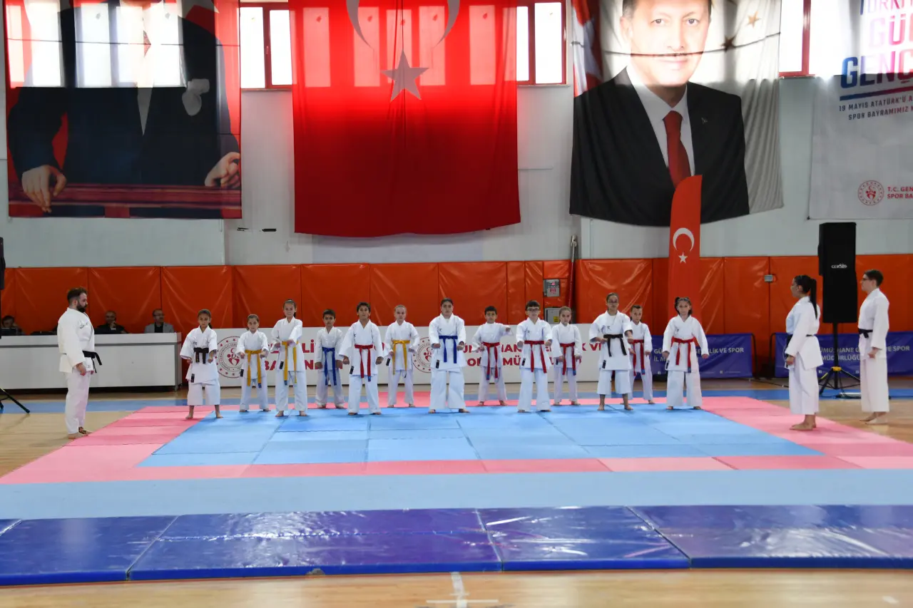 Gümüşhane’de 19 Mayıs Coşkusu: 107 Yıllık Gurur Aydın Doğan Spor Salonu’nda Yaşandı 35