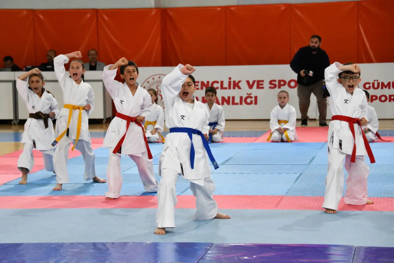 Gümüşhane’de 19 Mayıs Coşkusu: 107 Yıllık Gurur Aydın Doğan Spor Salonu’nda Yaşandı 39