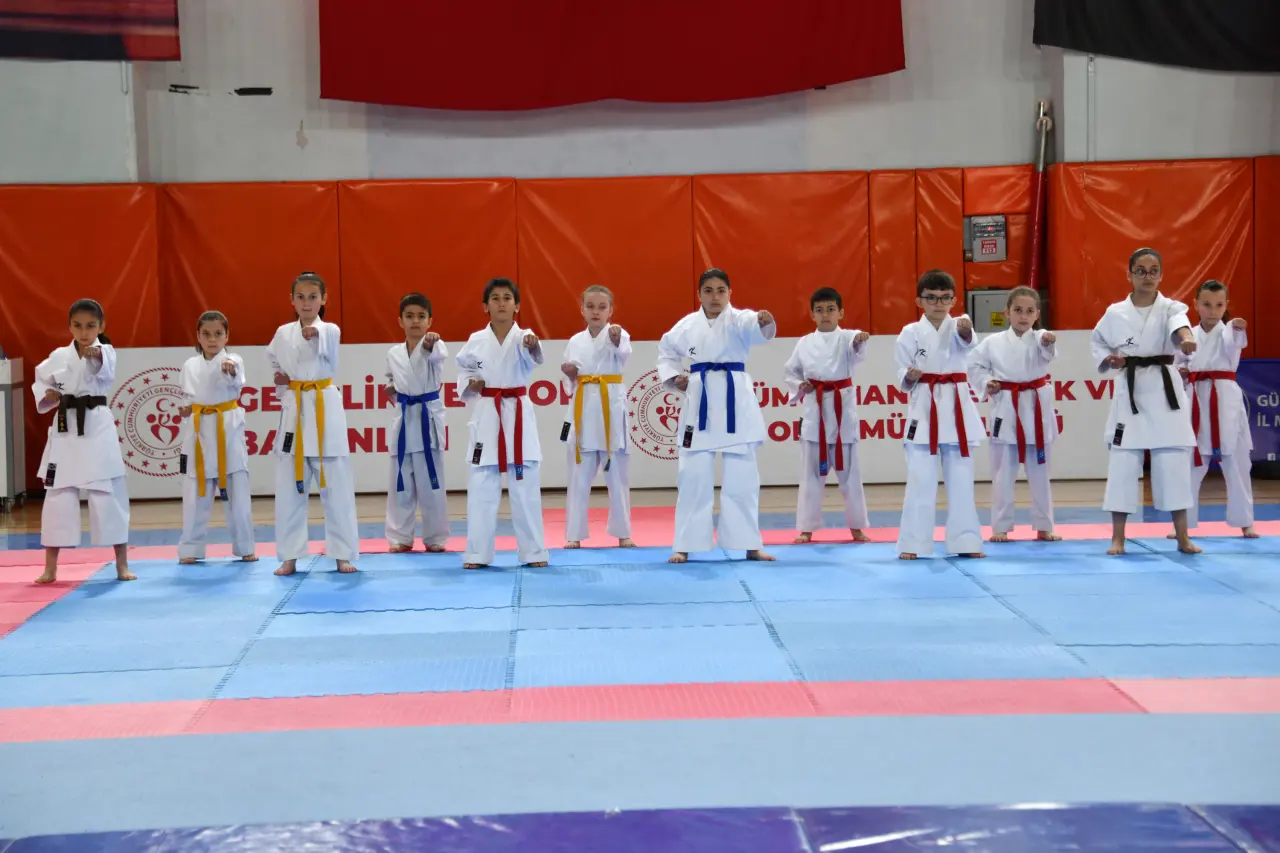 Gümüşhane’de 19 Mayıs Coşkusu: 107 Yıllık Gurur Aydın Doğan Spor Salonu’nda Yaşandı 36