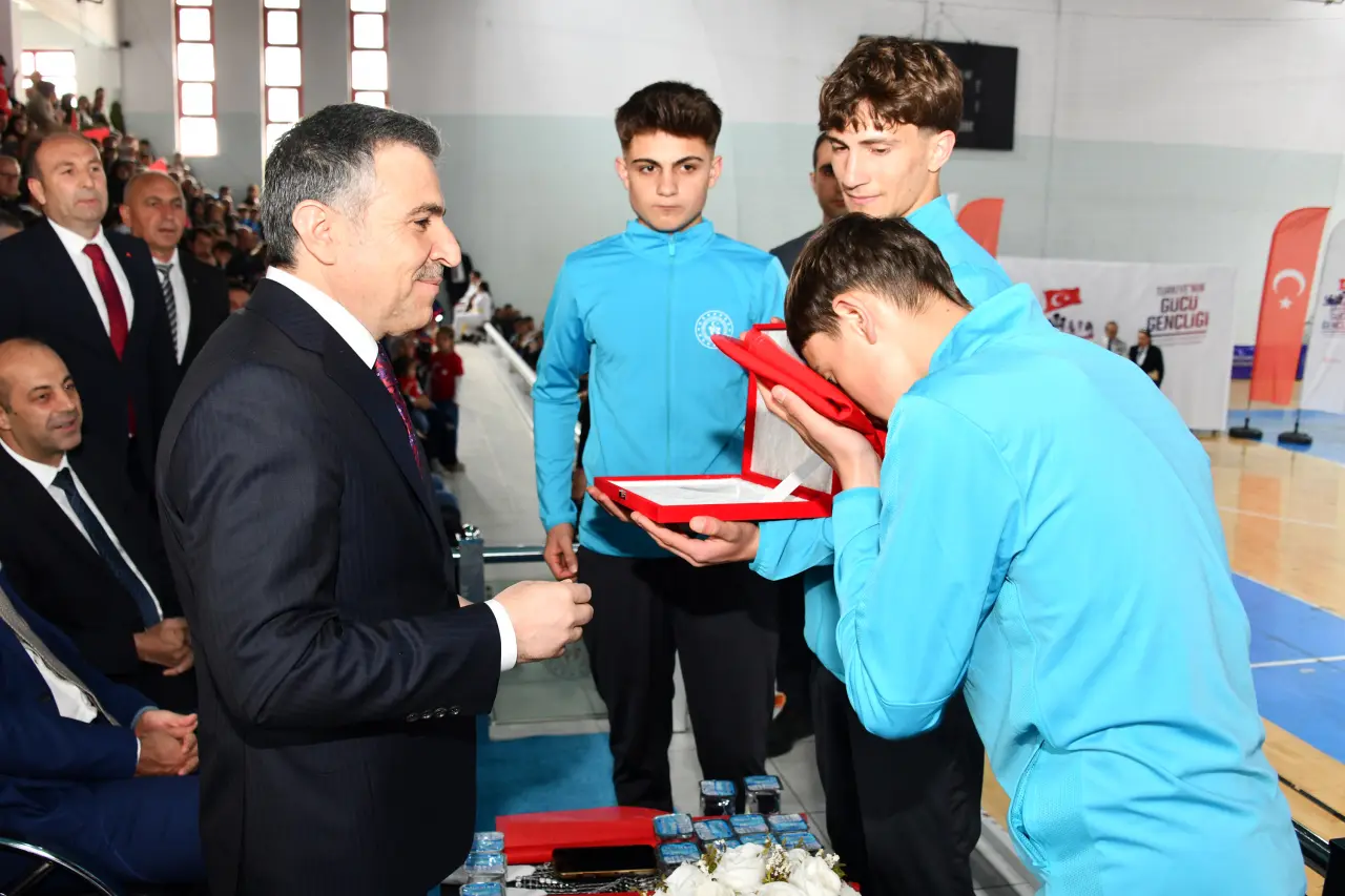 Gümüşhane’de 19 Mayıs Coşkusu: 107 Yıllık Gurur Aydın Doğan Spor Salonu’nda Yaşandı 6
