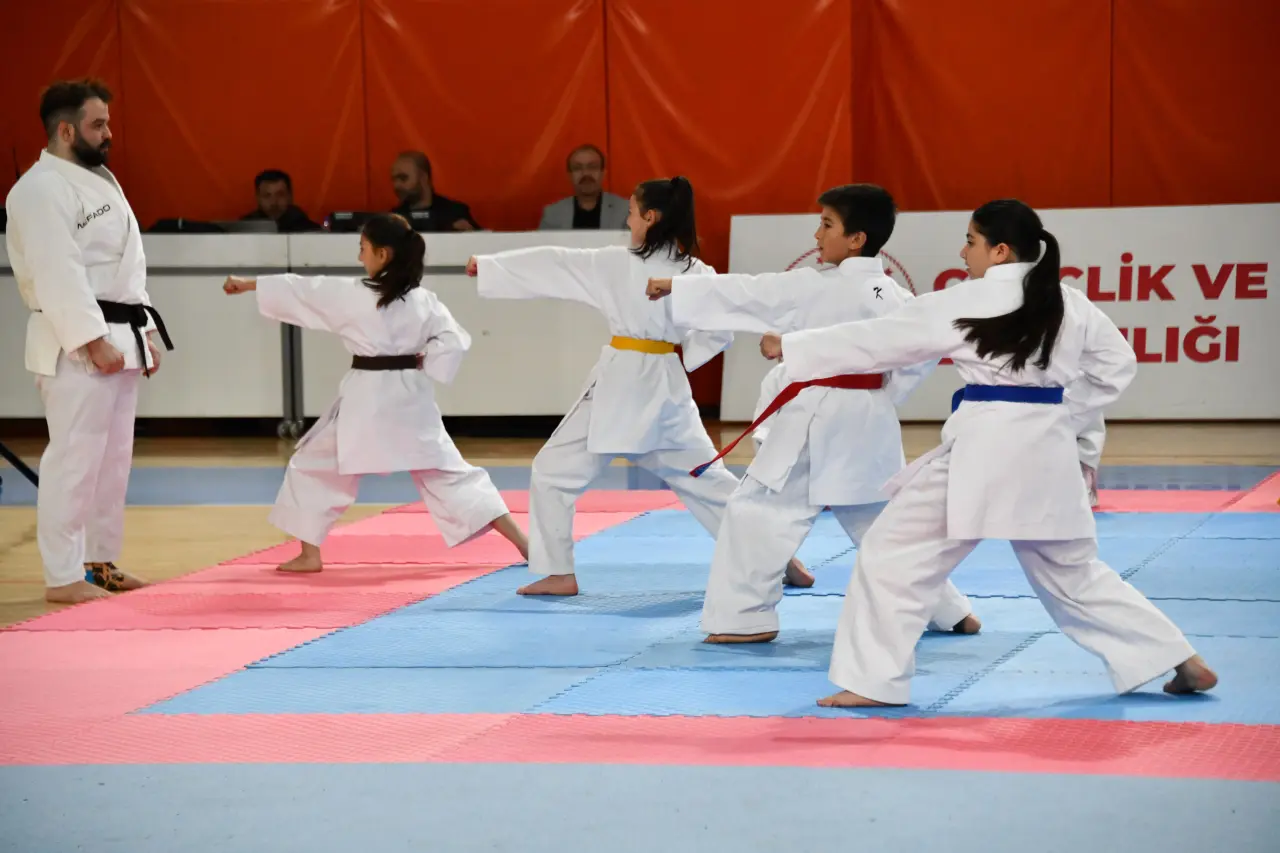 Gümüşhane’de 19 Mayıs Coşkusu: 107 Yıllık Gurur Aydın Doğan Spor Salonu’nda Yaşandı 38