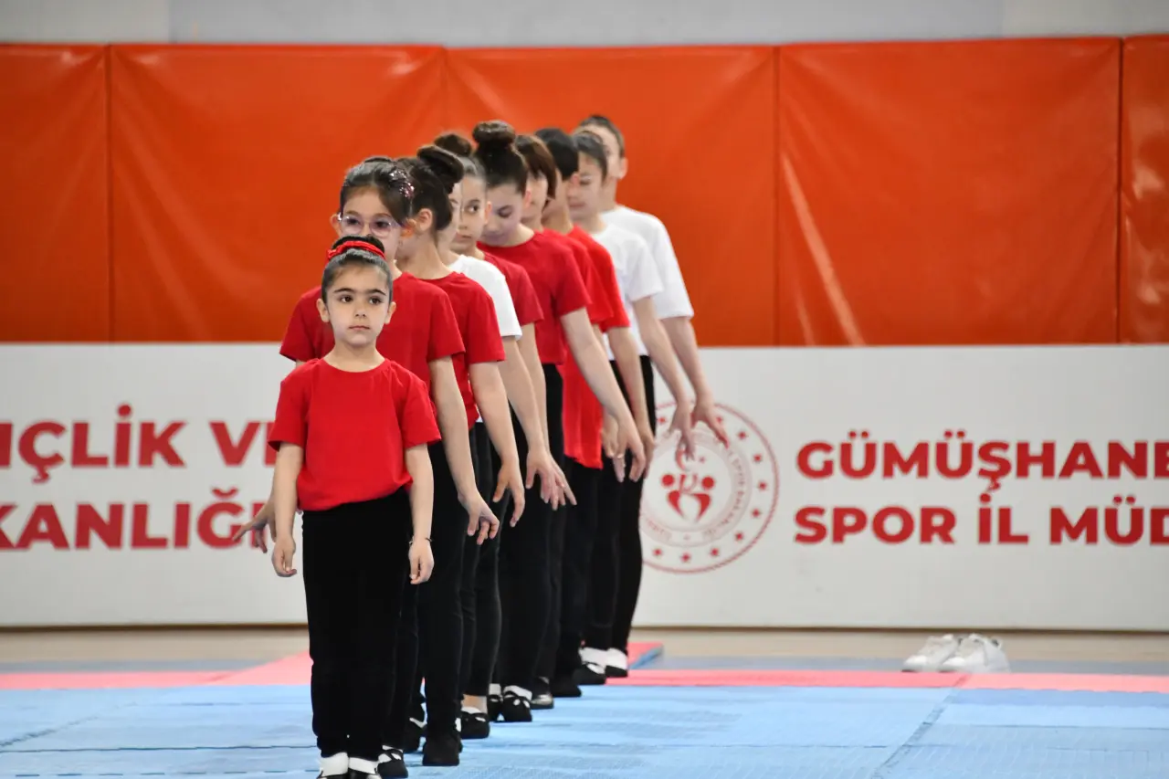 Gümüşhane’de 19 Mayıs Coşkusu: 107 Yıllık Gurur Aydın Doğan Spor Salonu’nda Yaşandı 41