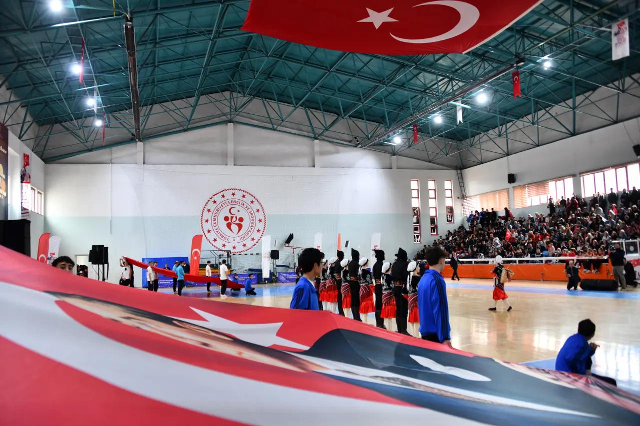 Gümüşhane’de 19 Mayıs Coşkusu: 107 Yıllık Gurur Aydın Doğan Spor Salonu’nda Yaşandı 59