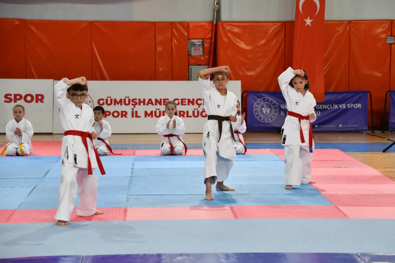 Gümüşhane’de 19 Mayıs Coşkusu: 107 Yıllık Gurur Aydın Doğan Spor Salonu’nda Yaşandı 40