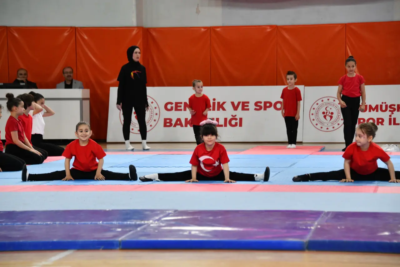 Gümüşhane’de 19 Mayıs Coşkusu: 107 Yıllık Gurur Aydın Doğan Spor Salonu’nda Yaşandı 43