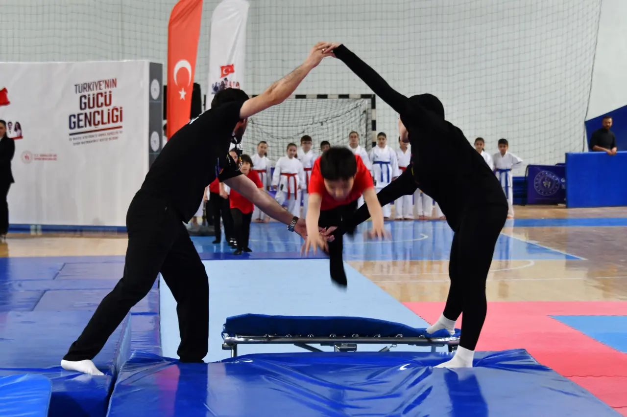 Gümüşhane’de 19 Mayıs Coşkusu: 107 Yıllık Gurur Aydın Doğan Spor Salonu’nda Yaşandı 46