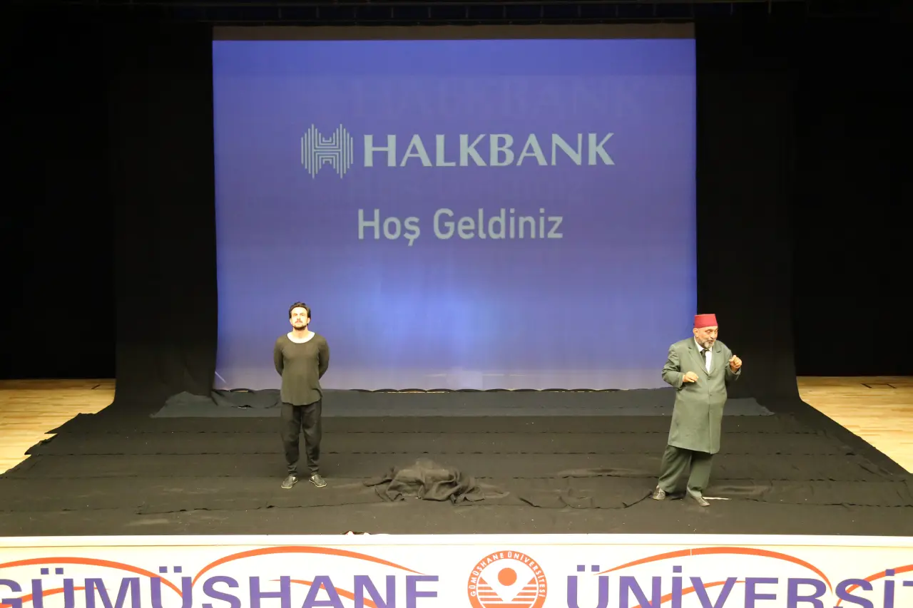 Ahmet Yenilmez'den Gümüşhane’de Dev Performans! 65. Gösterim Ayakta Alkışlandı 3