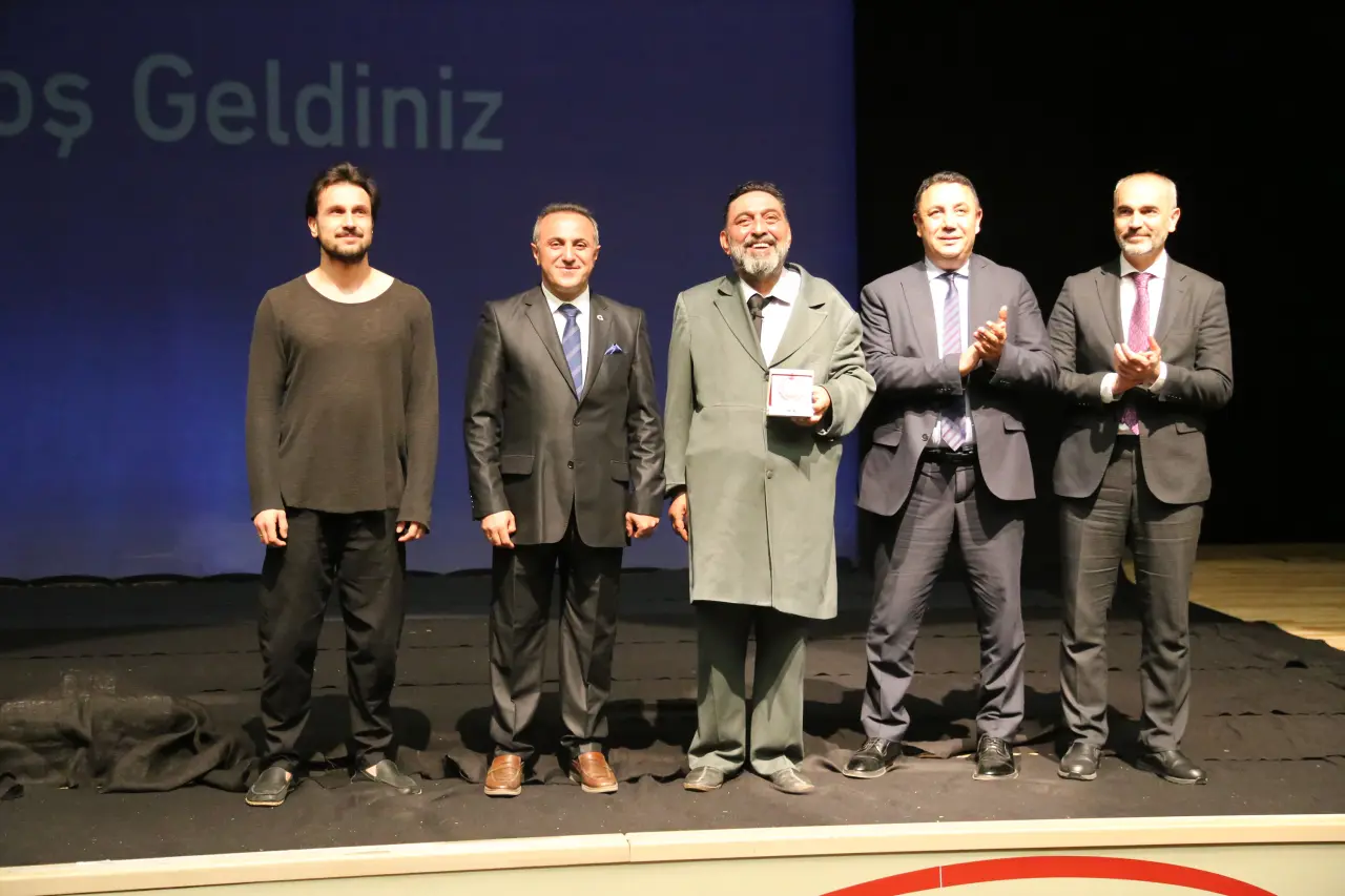 Ahmet Yenilmez'den Gümüşhane’de Dev Performans! 65. Gösterim Ayakta Alkışlandı 6