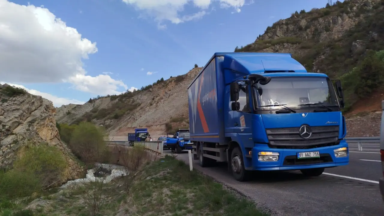 Bariyerler bile durduramadı! Gümüşhane'de otomobil dereye uçtu: 1 yaralı 1