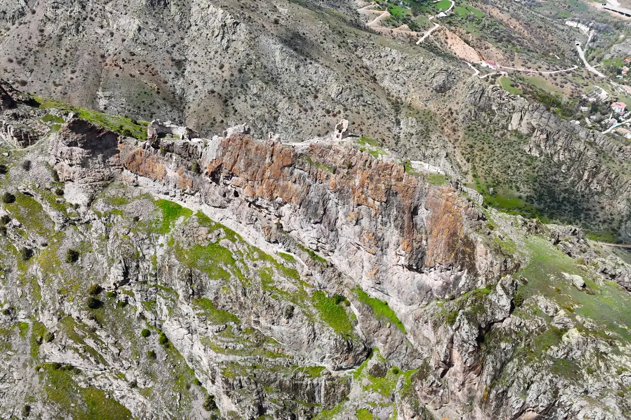 Çıkanların ayaklarını titretiyor: 1.500 yıllık Canca Kalesi 24
