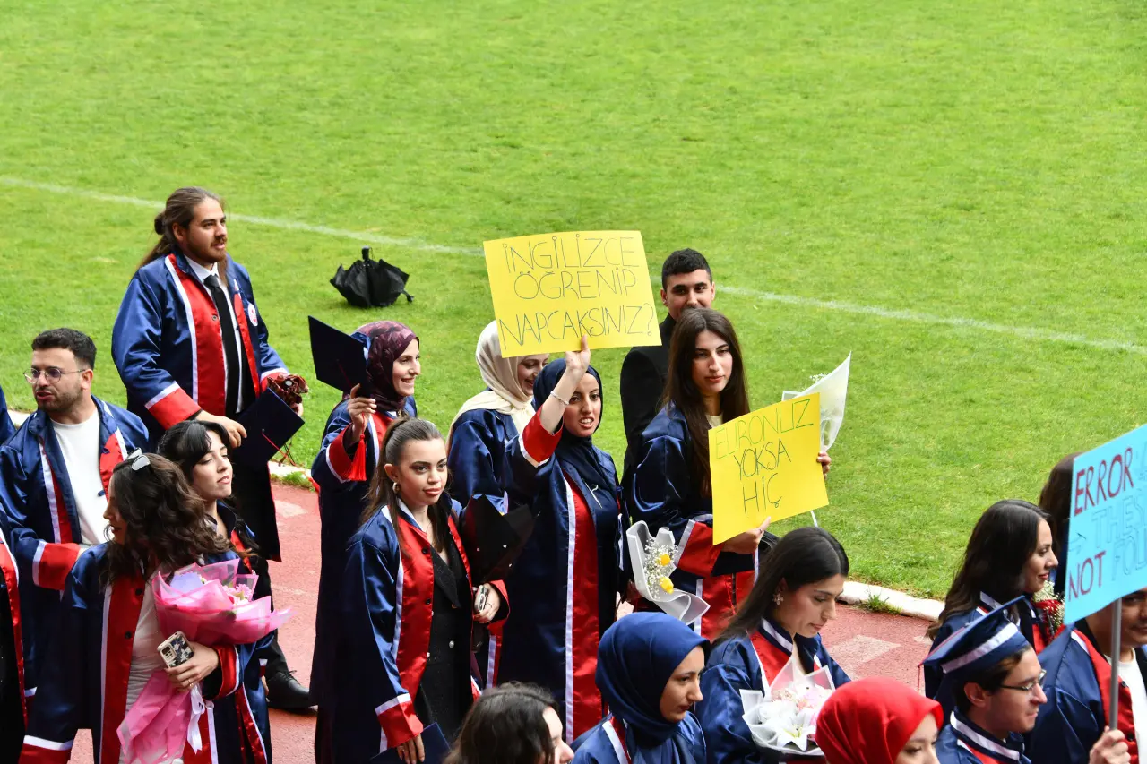 Gümüşhane'de Mezuniyet Coşkusu: Stadyum Tıklım Tıklım Doldu 21