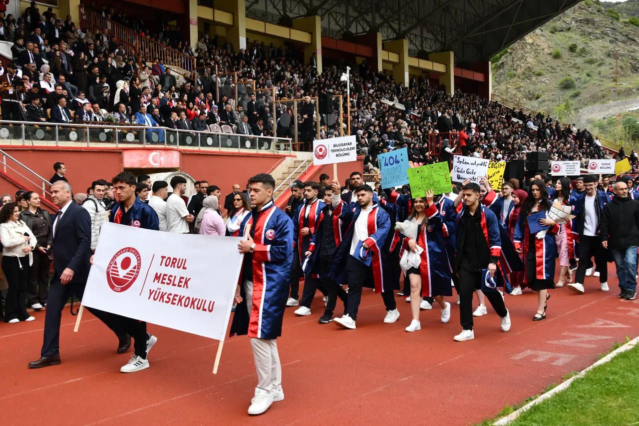 Gümüşhane'de Mezuniyet Coşkusu: Stadyum Tıklım Tıklım Doldu 4