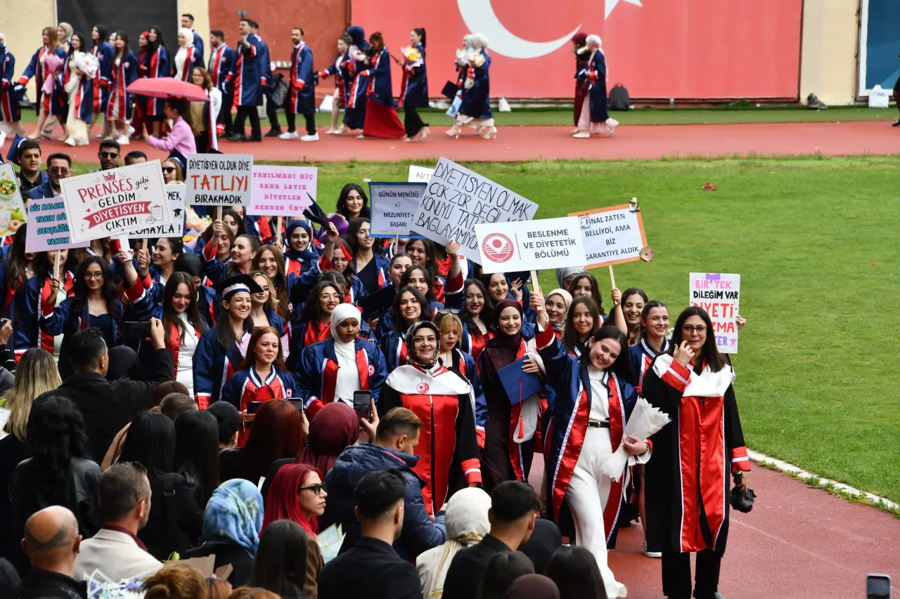 Gümüşhane'de Mezuniyet Coşkusu: Stadyum Tıklım Tıklım Doldu 40