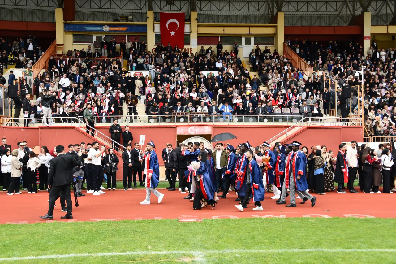 Gümüşhane'de Mezuniyet Coşkusu: Stadyum Tıklım Tıklım Doldu 45