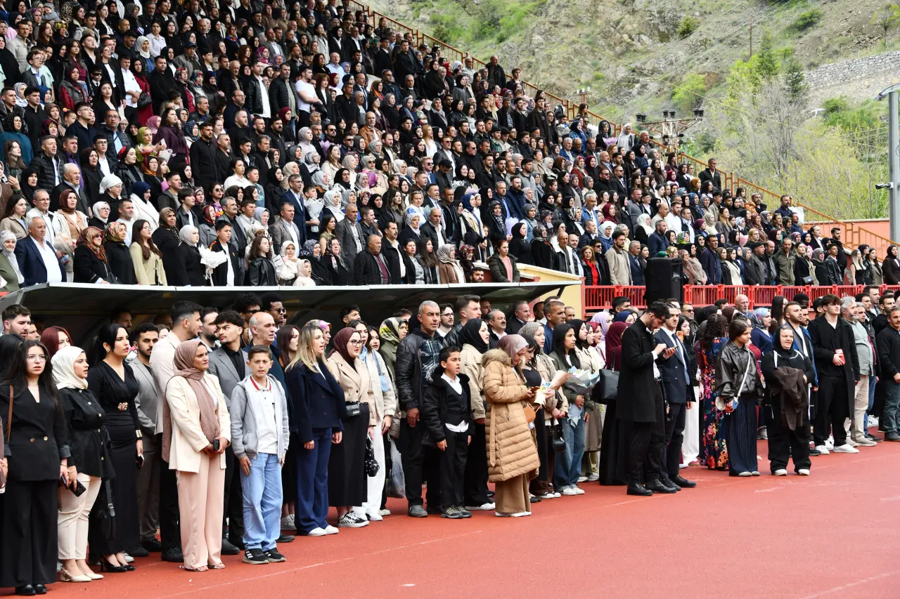 Gümüşhane'de Mezuniyet Coşkusu: Stadyum Tıklım Tıklım Doldu 64