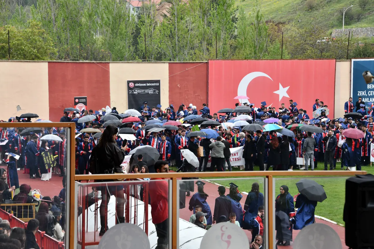 Gümüşhane'de Mezuniyet Coşkusu: Stadyum Tıklım Tıklım Doldu 8