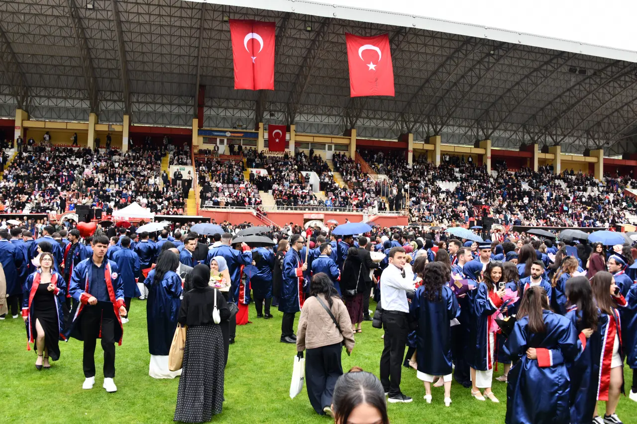 Gümüşhane'de Mezuniyet Coşkusu: Stadyum Tıklım Tıklım Doldu 82