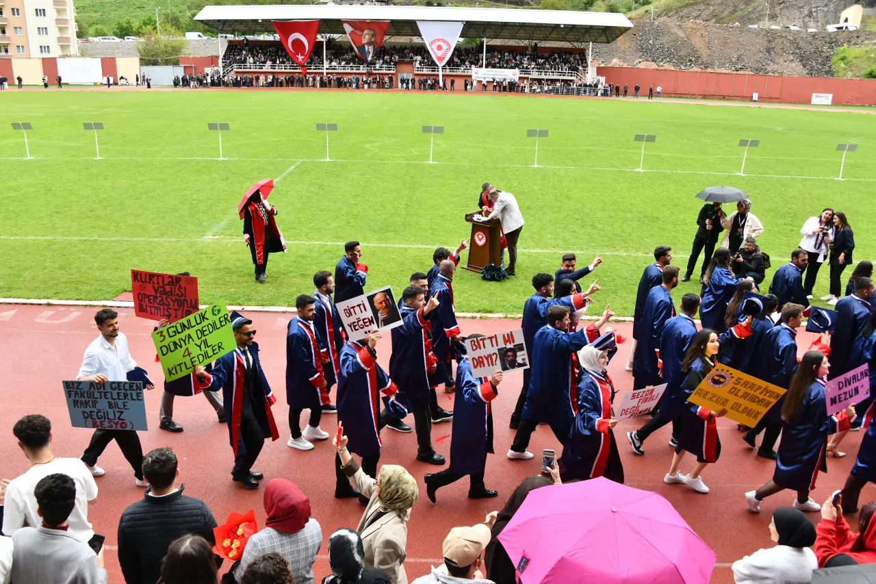 Gümüşhane'de Mezuniyet Coşkusu: Stadyum Tıklım Tıklım Doldu 17