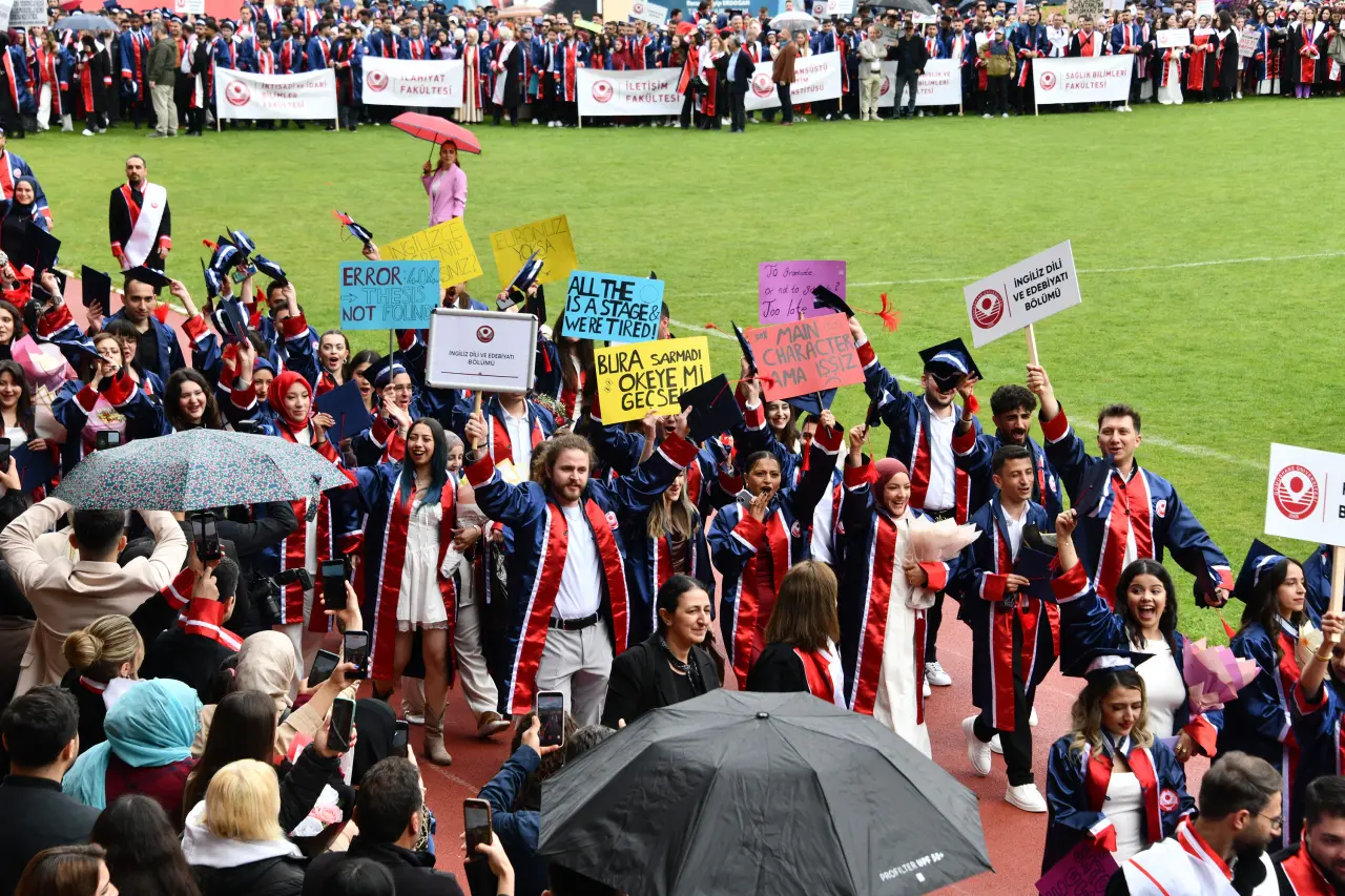 Gümüşhane'de Mezuniyet Coşkusu: Stadyum Tıklım Tıklım Doldu 19