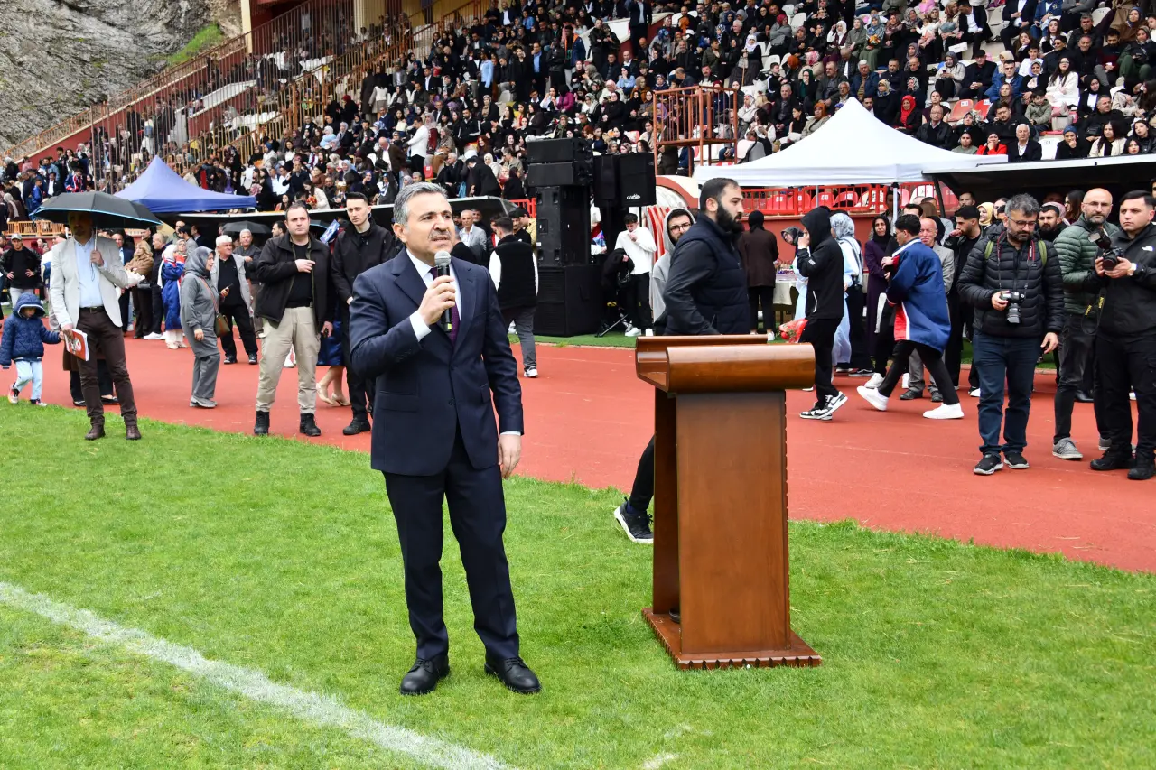 Gümüşhane'de Mezuniyet Coşkusu: Stadyum Tıklım Tıklım Doldu 73