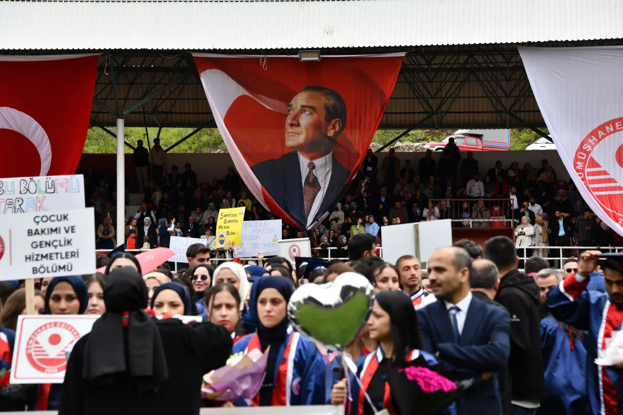 Gümüşhane'de Mezuniyet Coşkusu: Stadyum Tıklım Tıklım Doldu 56
