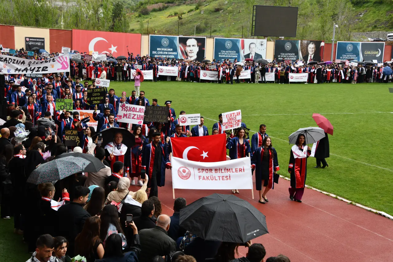Gümüşhane'de Mezuniyet Coşkusu: Stadyum Tıklım Tıklım Doldu 11