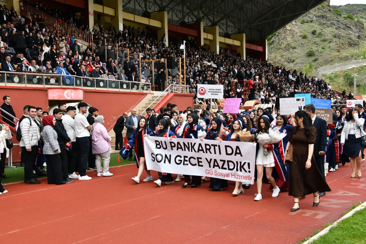 Gümüşhane'de Mezuniyet Coşkusu: Stadyum Tıklım Tıklım Doldu 53