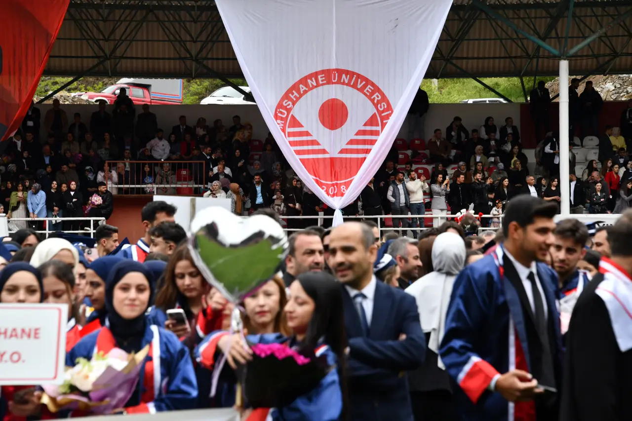 Gümüşhane'de Mezuniyet Coşkusu: Stadyum Tıklım Tıklım Doldu 58