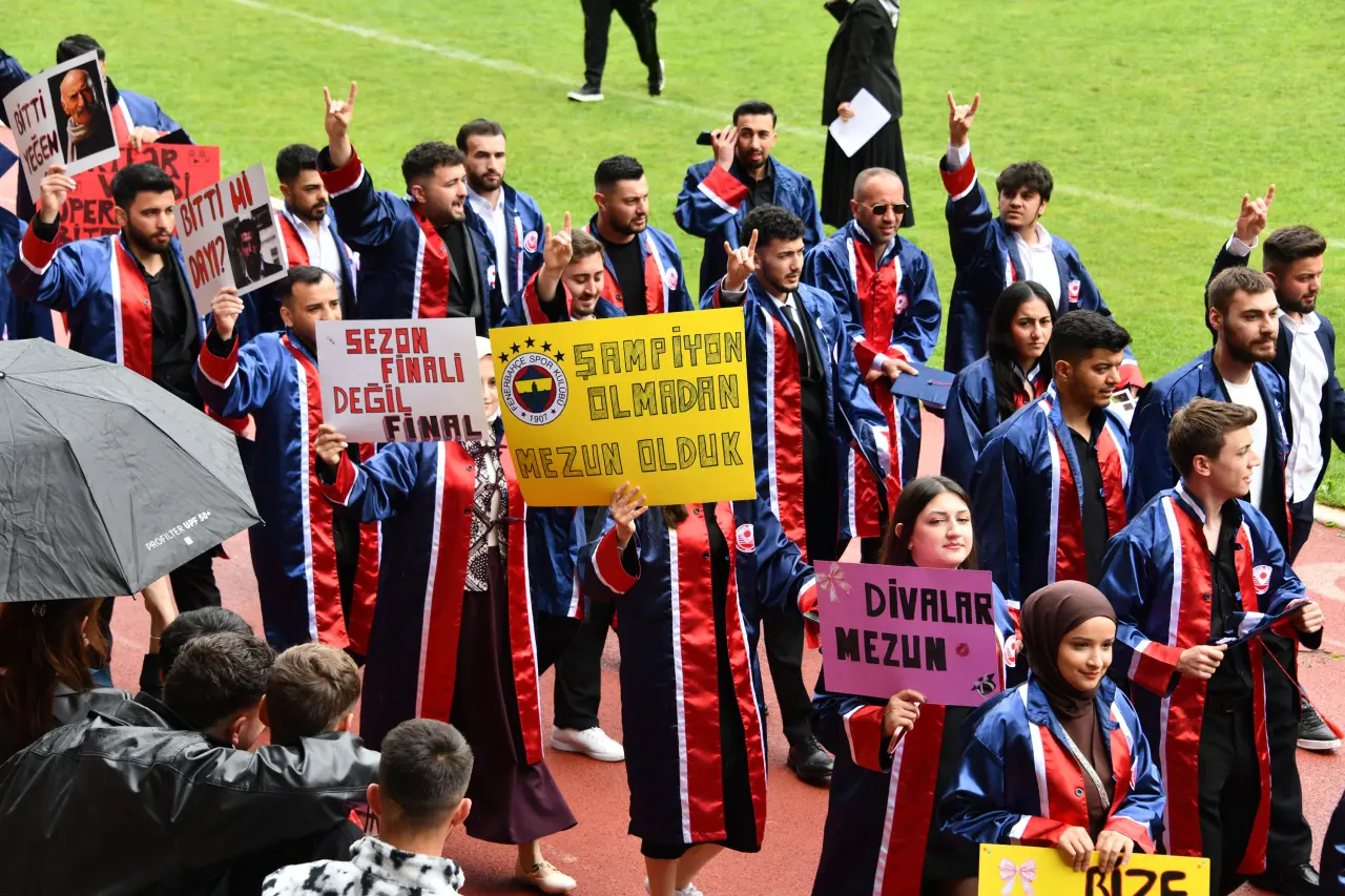 Gümüşhane'de Mezuniyet Coşkusu: Stadyum Tıklım Tıklım Doldu 15