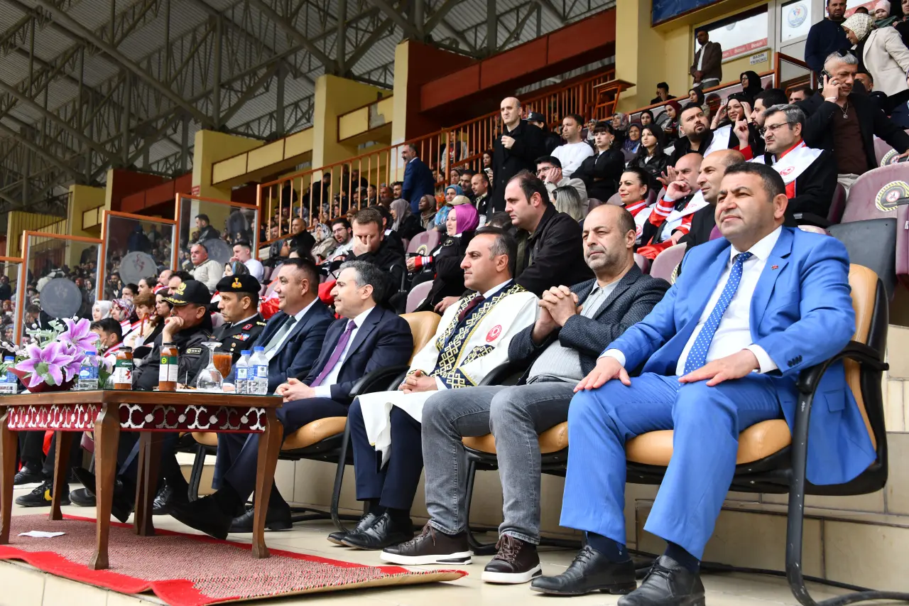 Gümüşhane'de Mezuniyet Coşkusu: Stadyum Tıklım Tıklım Doldu 83