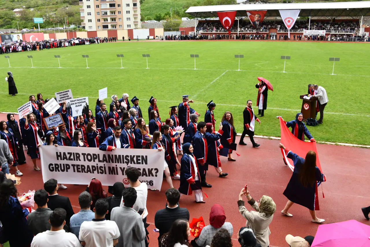 Gümüşhane'de Mezuniyet Coşkusu: Stadyum Tıklım Tıklım Doldu 22