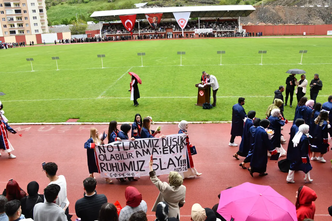 Gümüşhane'de Mezuniyet Coşkusu: Stadyum Tıklım Tıklım Doldu 24