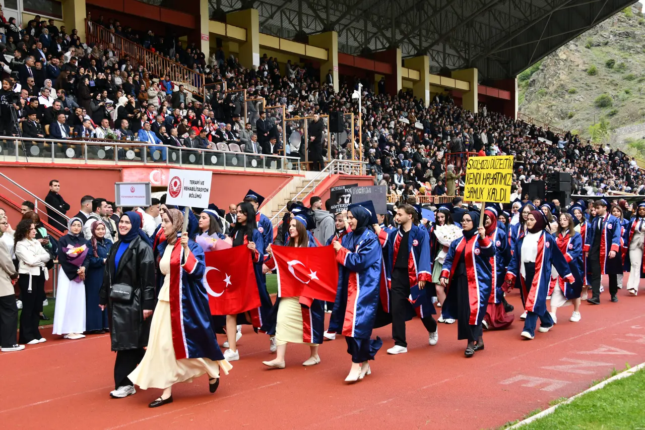 Gümüşhane'de Mezuniyet Coşkusu: Stadyum Tıklım Tıklım Doldu 51