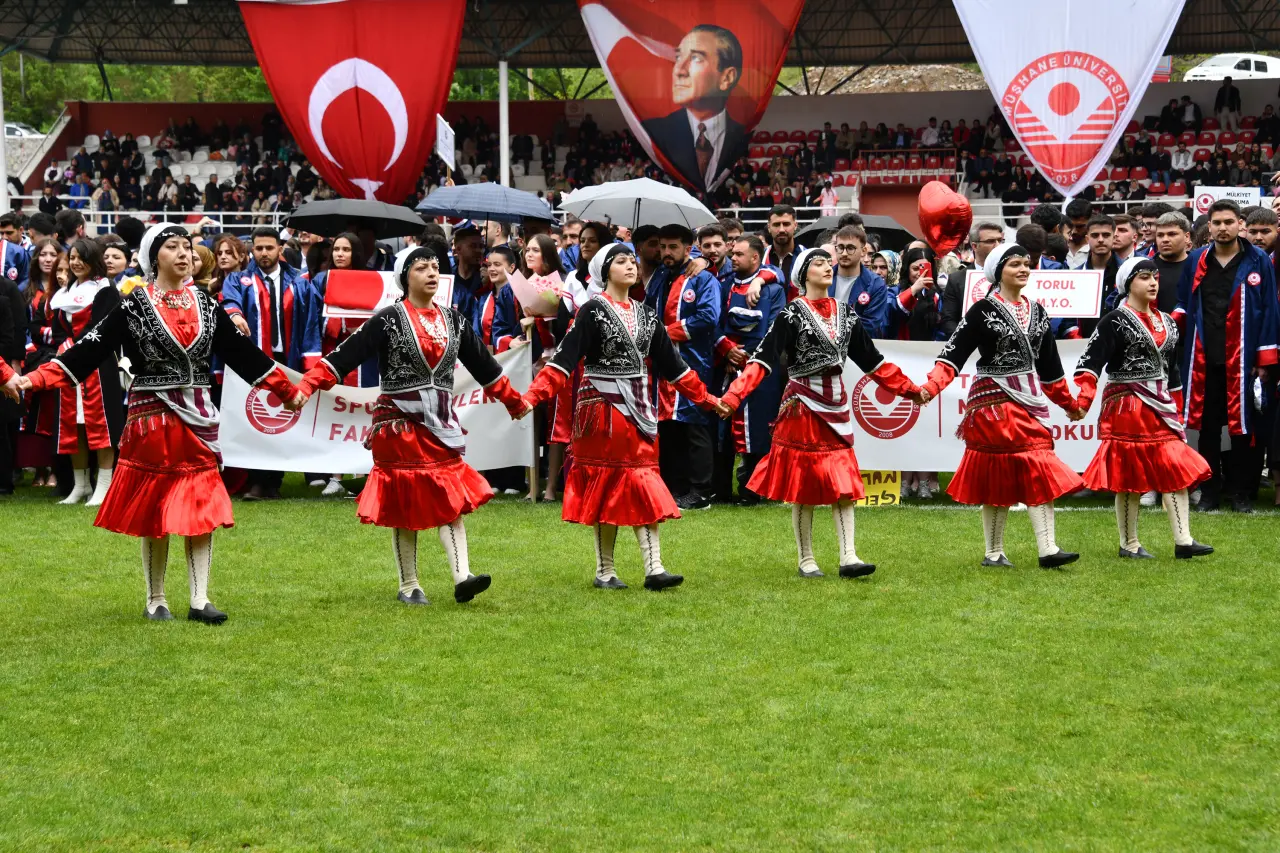 Gümüşhane'de Mezuniyet Coşkusu: Stadyum Tıklım Tıklım Doldu 6