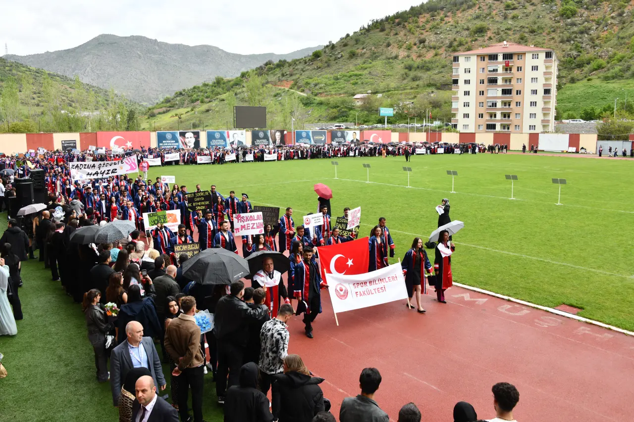 Gümüşhane'de Mezuniyet Coşkusu: Stadyum Tıklım Tıklım Doldu 12