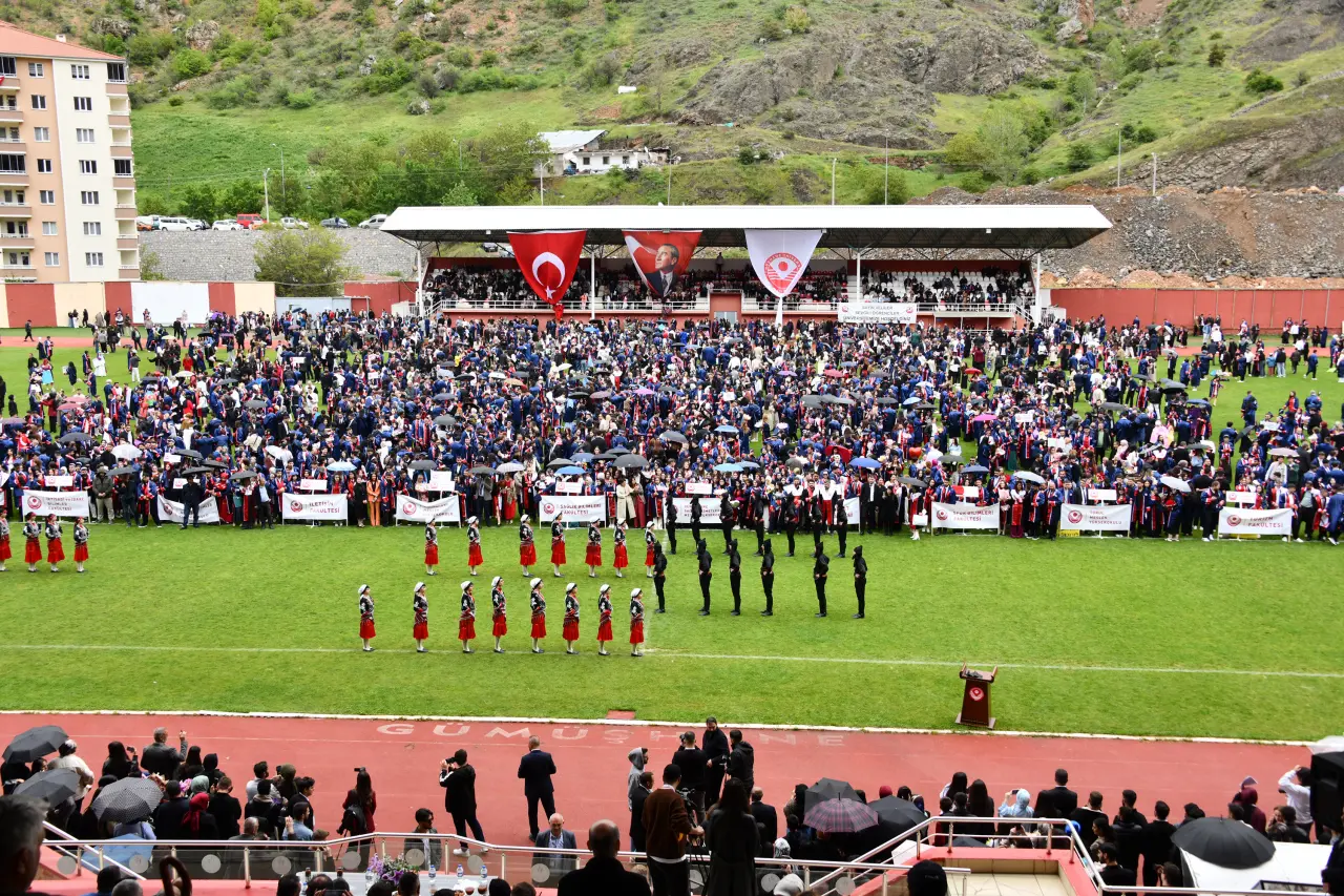 Gümüşhane'de Mezuniyet Coşkusu: Stadyum Tıklım Tıklım Doldu 79