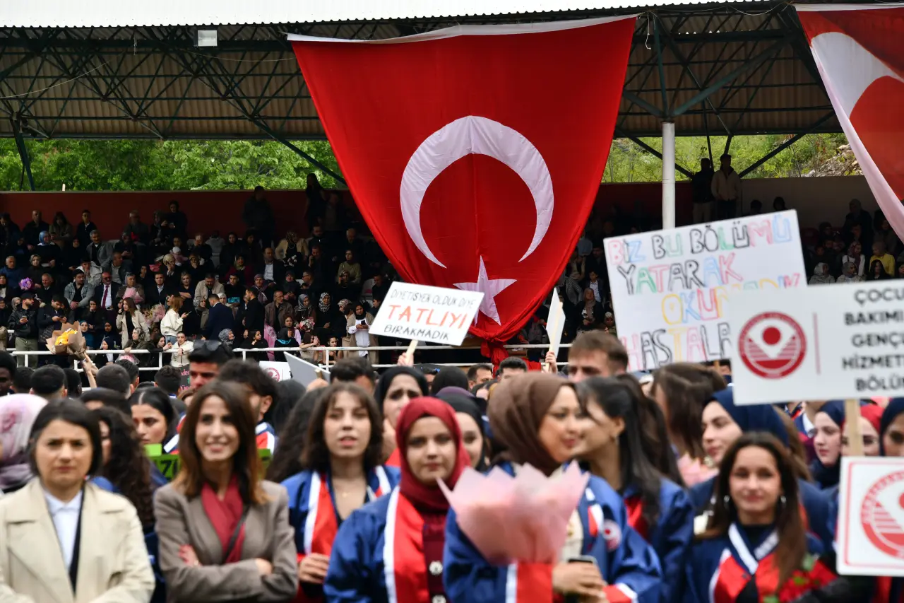 Gümüşhane'de Mezuniyet Coşkusu: Stadyum Tıklım Tıklım Doldu 57