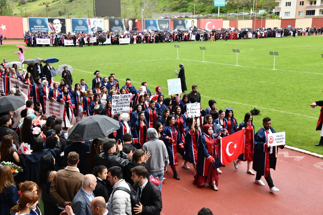 Gümüşhane'de Mezuniyet Coşkusu: Stadyum Tıklım Tıklım Doldu 27